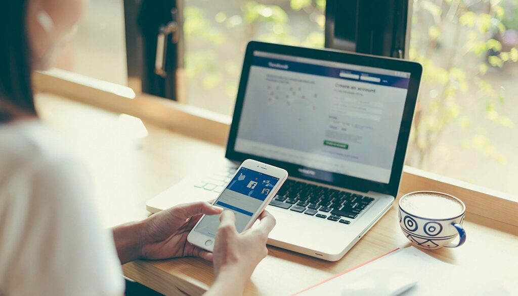 Un ordinateur connecté à Facebook // Source : pixabay Un ordinateur connecté à Facebook // Source : pixabay