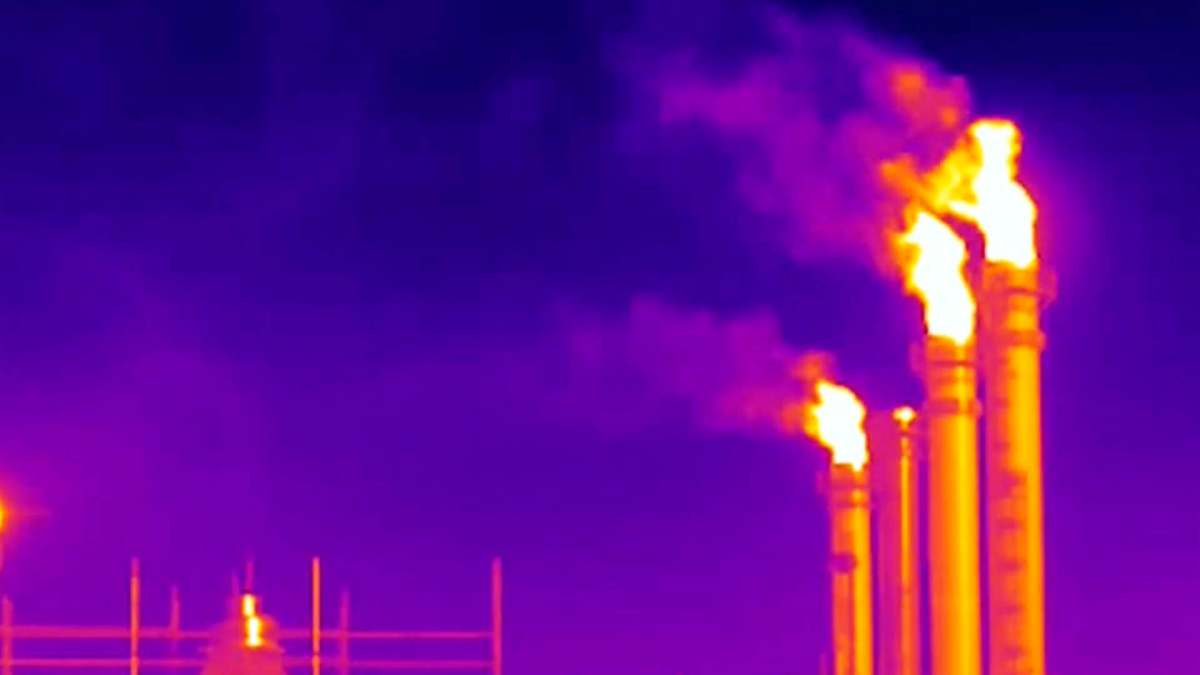 Des fuites de méthane dans l'air, invisibles sauf avec une caméra infrarouge. // Source : Clean Air Task Force Des fuites de méthane dans l'air, invisibles sauf avec une caméra infrarouge. // Source : Clean Air Task Force