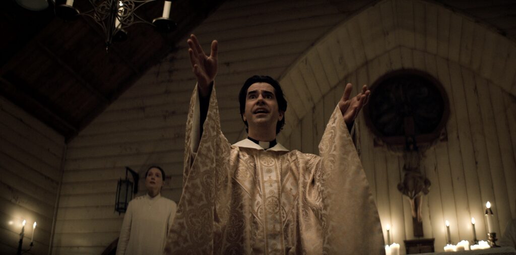 Le formidable Hamish Linklater incarne le Père Paul // Source : Netflix Le formidable Hamish Linklater incarne le Père Paul // Source : Netflix