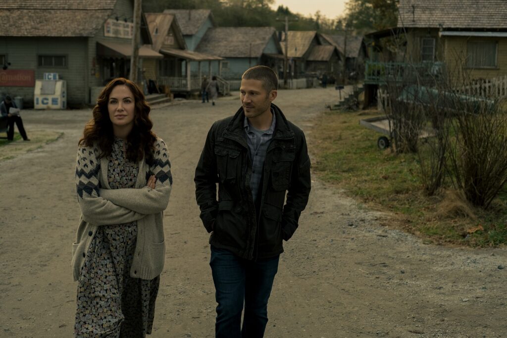 Kate Siegel (Erin Greene) et Zach Gilford (Riley Flynn) dans Midnight Mass // Source : Eike Schroter/Netflix Kate Siegel (Erin Greene) et Zach Gilford (Riley Flynn) dans Midnight Mass // Source : Eike Schroter/Netflix