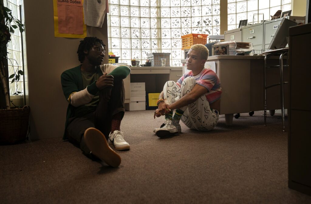 Sam (Nathan Stewart Jarrett) tente de conseiller Chester (Justice Smith) sur son avenir // Source : Warrick Page / HBO Max Sam (Nathan Stewart Jarrett) tente de conseiller Chester (Justice Smith) sur son avenir // Source : Warrick Page / HBO Max