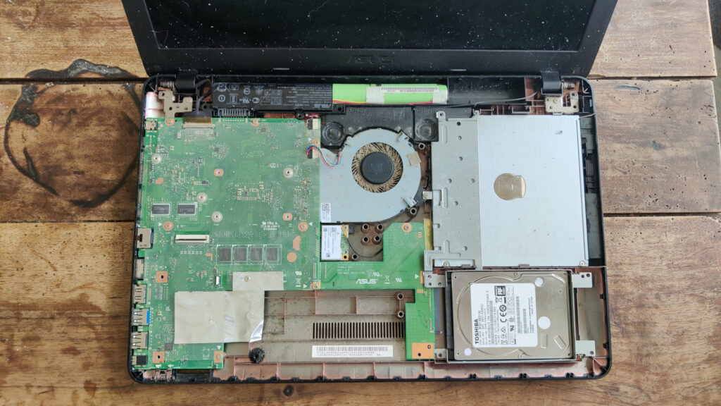 Les entrailles de l'ordinateur. En bas à droite on distingue le disque dur Toshiba // Source : Photo Numerama Les entrailles de l'ordinateur. En bas à droite on distingue le disque dur Toshiba // Source : Photo Numerama