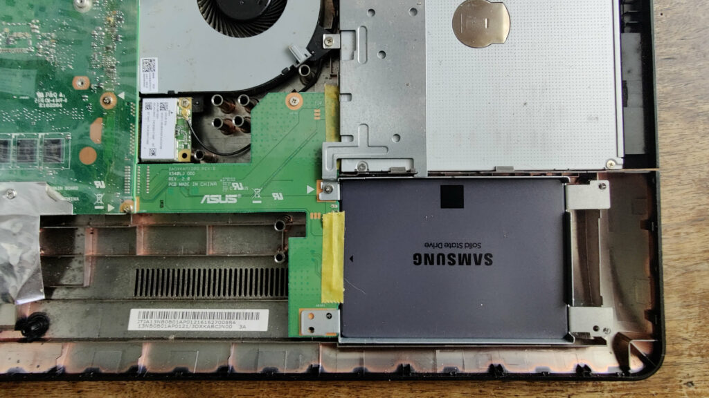 Le SSD, installé dans son armature et connecté à la carte mère // Source : Photo Numerama Le SSD, installé dans son armature et connecté à la carte mère // Source : Photo Numerama