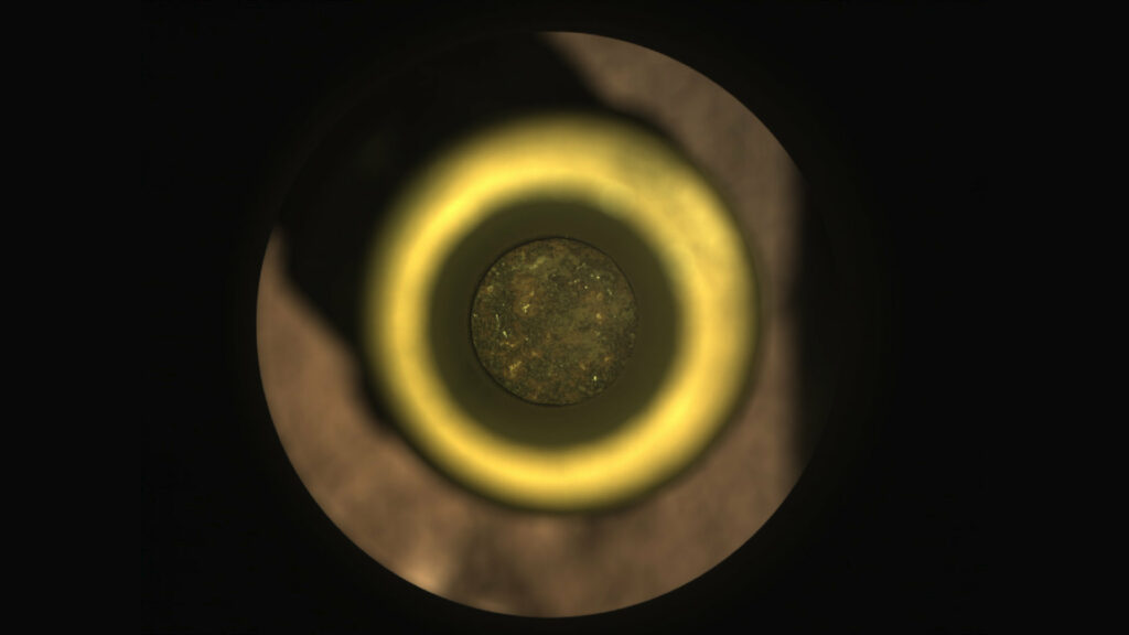 Le premier échantillon du rover photographié dans son tube. // Source : NASA/JPL-Caltech Le premier échantillon du rover photographié dans son tube. // Source : NASA/JPL-Caltech