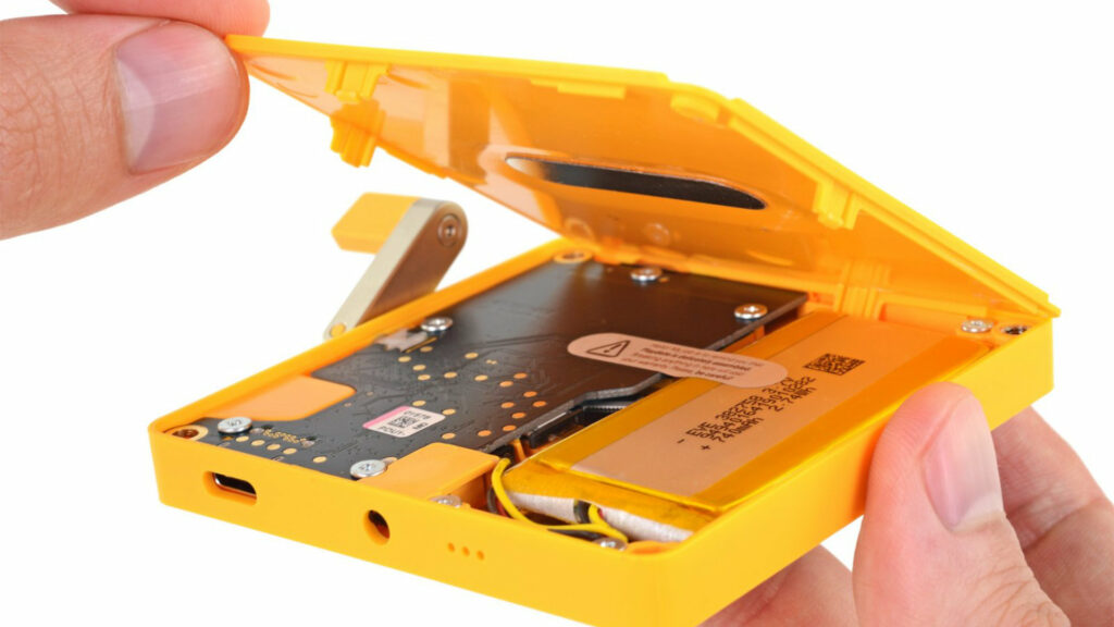 L'intérieur de la console Playdate // Source : iFixit