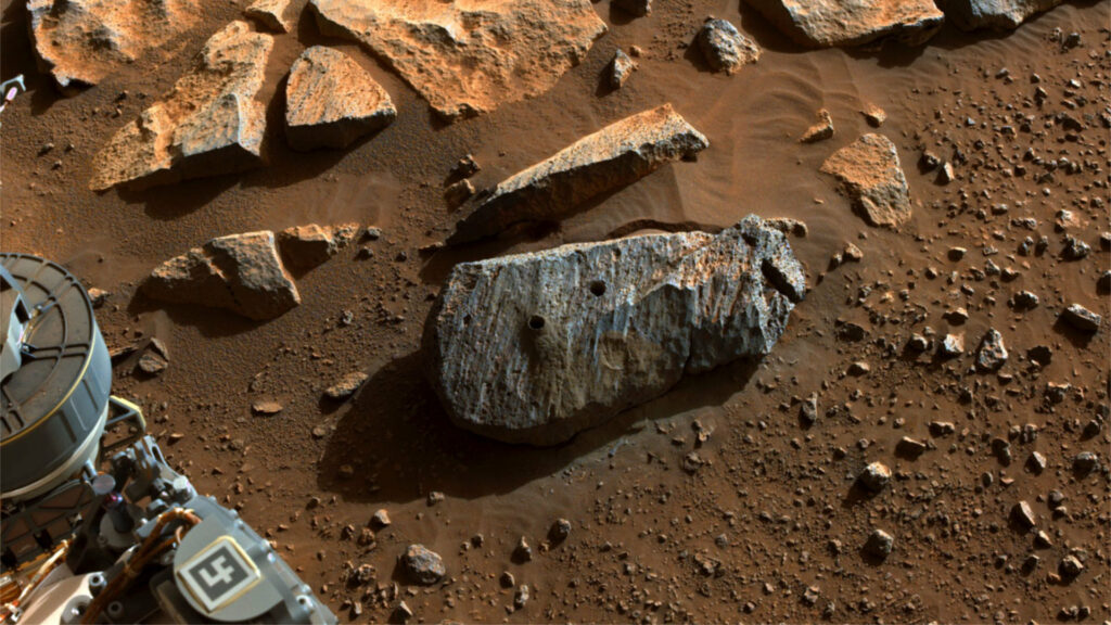 « Rochette » la roche martienne qui a servi au prélèvement d'échantillons // Source : NASA/JPL-Caltech (photo recadrée) « Rochette » la roche martienne qui a servi au prélèvement d'échantillons // Source : NASA/JPL-Caltech (photo recadrée)