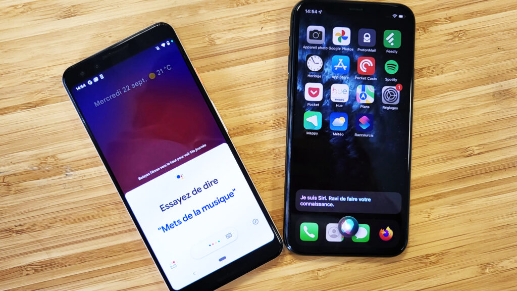 Google Assistant à gauche, Siri à droite. // Source : Photo Numerama Google Assistant à gauche, Siri à droite. // Source : Photo Numerama