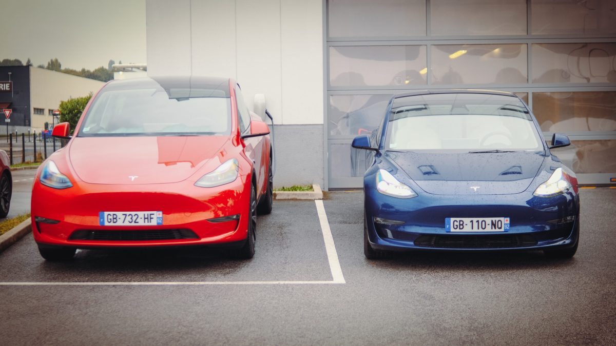 Tesla Model Y et Tesla Model 3 // Source : Louise Audry pour Numerama Tesla Model Y et Tesla Model 3 // Source : Louise Audry pour Numerama