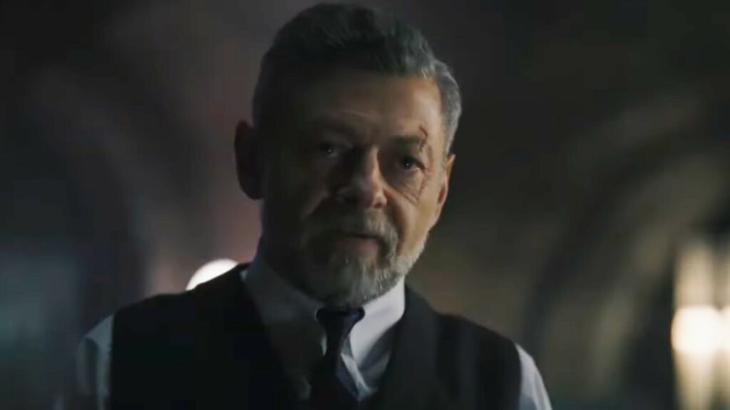 Le nouvel Alfred a une cicatrice à l'arcade. // Source : Warner Le nouvel Alfred a une cicatrice à l'arcade. // Source : Warner