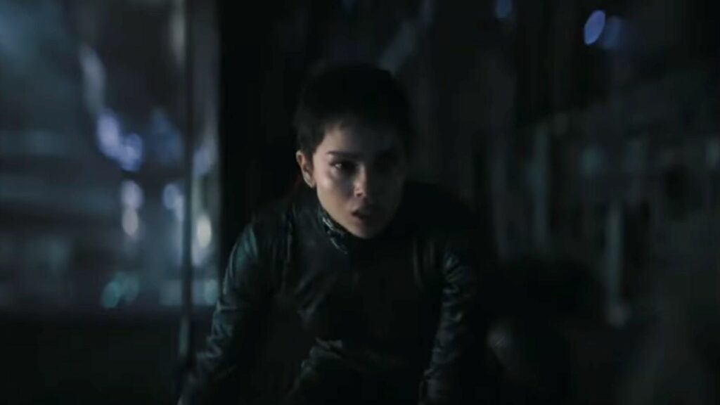 Catwoman semble avoir peur de Batman. // Source : Warner Catwoman semble avoir peur de Batman. // Source : Warner