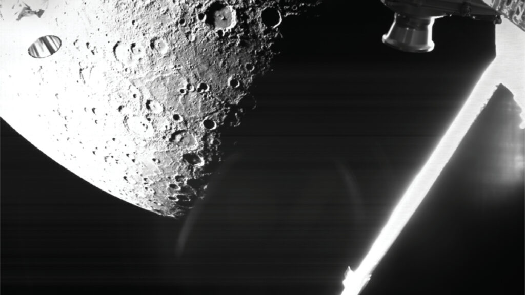 BepiColombo à 1 410 km de Mercure. // Source : ESA/BepiColombo/MTM, CC BY-SA 3.0 IGO (photo recadrée) BepiColombo à 1 410 km de Mercure. // Source : ESA/BepiColombo/MTM, CC BY-SA 3.0 IGO (photo recadrée)