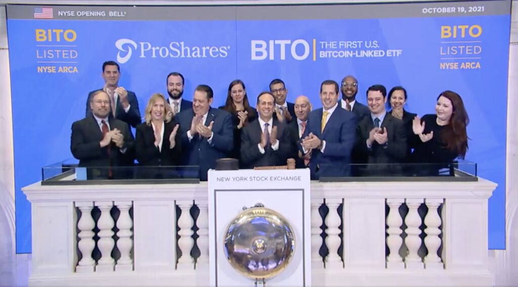 Le ProShares Bitcoin Strategy ETF venu sonner la cloche de Wall Street // Source : Capture d'écran Twitter/NYSE Le ProShares Bitcoin Strategy ETF venu sonner la cloche de Wall Street // Source : Capture d'écran Twitter/NYSE