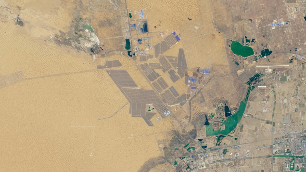 La Chine a déjà des parcs solaires dans le désert, comme ici celui situé dans le désert de Tengger // Source : Earth Observatory Nasa La Chine a déjà des parcs solaires dans le désert, comme ici celui situé dans le désert de Tengger // Source : Earth Observatory Nasa