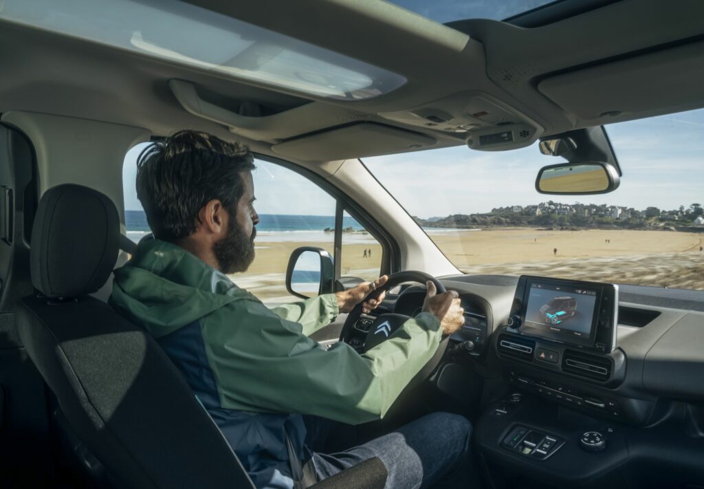Entre le Berlingo thermique et le ë-Berlingo, rien ne change au niveau des équipements ou du design. La conduite est en revanche complètement différente. // Source : Citroën Entre le Berlingo thermique et le ë-Berlingo, rien ne change au niveau des équipements ou du design. La conduite est en revanche complètement différente. // Source : Citroën