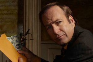 Bob Odenkirk proche de son argent, dans l'excellente série Better Call Saul de Netflix // Source : Netflix Bob Odenkirk proche de son argent, dans l'excellente série Better Call Saul de Netflix // Source : Netflix
