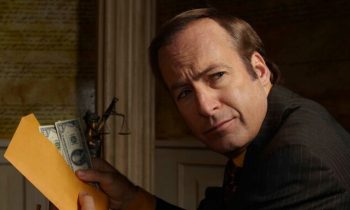 Bob Odenkirk proche de son argent, dans l'excellente série Better Call Saul de Netflix // Source : Netflix Bob Odenkirk proche de son argent, dans l'excellente série Better Call Saul de Netflix // Source : Netflix