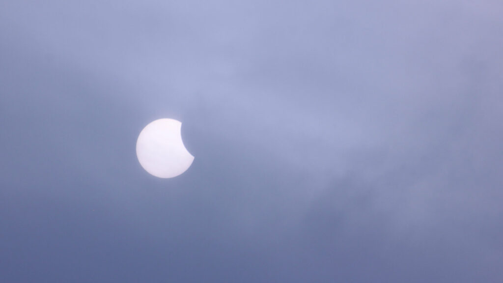 Une éclipse solaire. // Source : Flickr/CC/Jérôme Choain (photo recadrée) Une éclipse solaire. // Source : Flickr/CC/Jérôme Choain (photo recadrée)