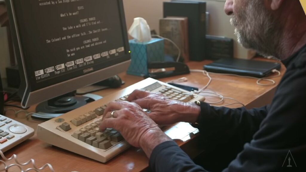 Eric Roth sur son ordinateur sous MS DOS. // Source : Academy Originals Eric Roth sur son ordinateur sous MS DOS. // Source : Academy Originals