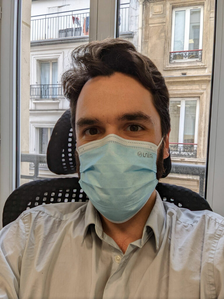 Le capteur frontal est suffisamment précis pour qu'on voit même les taches sur la chemise de cet incroyable modèle // Source : Photo Numerama Le capteur frontal est suffisamment précis pour qu'on voit même les taches sur la chemise de cet incroyable modèle // Source : Photo Numerama