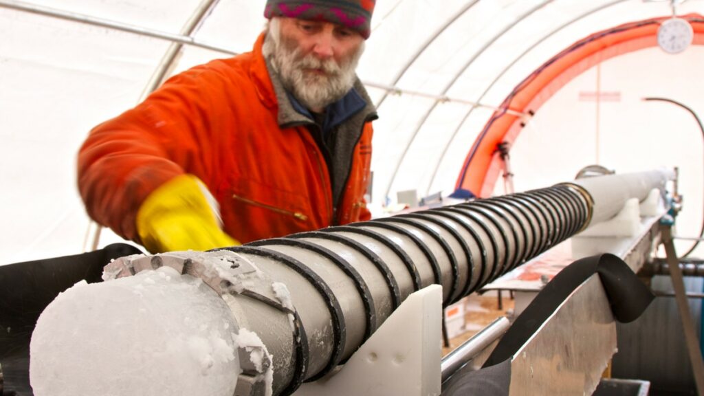 C'est dans de tels blocs de glace que des indices atmosphériques ont été découverts dans cette étude, dans le cadre du British Antarctic Survey. // Source : Jack Triest