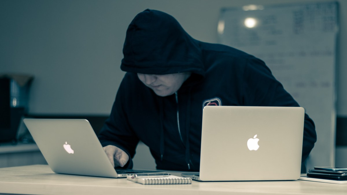 Un hacker // Source : Azamat E / Unsplash Un hacker // Source : Azamat E / Unsplash