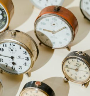 Il va falloir continuer à avancer ou reculer son réveil. // Source : Pexels/Tima Miroshnichenko