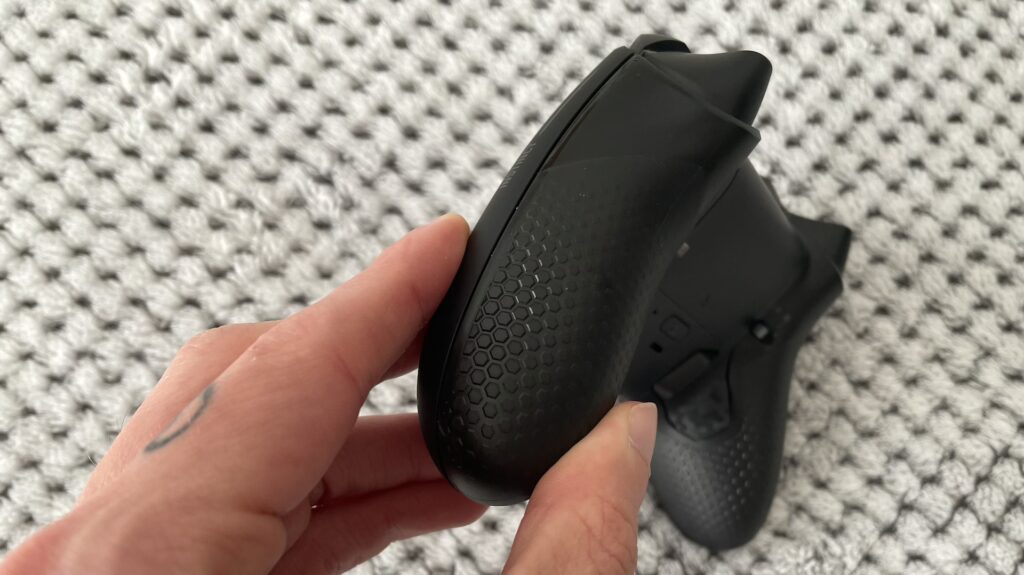 Le grip de la manette Scuf Gaming Instinct Pro pour Xbox // Source : Maxime Claudel pour Numerama Le grip de la manette Scuf Gaming Instinct Pro pour Xbox // Source : Maxime Claudel pour Numerama