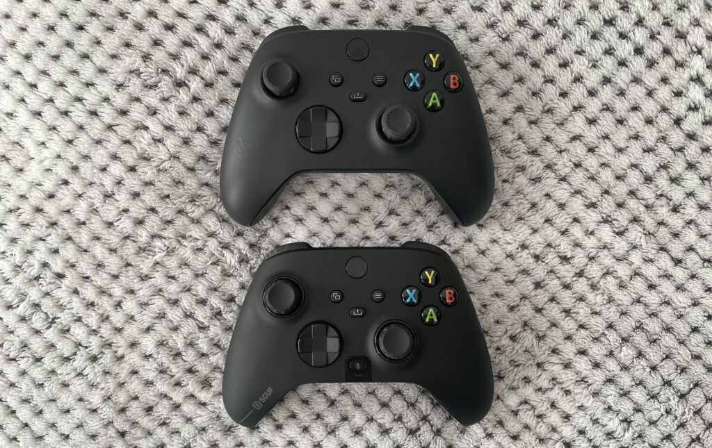 Manette Xbox standard (en haut) versus manette Scuf Instinct Pro (en bas) // Source : Maxime Claudel pour Numerama Manette Xbox standard (en haut) versus manette Scuf Instinct Pro (en bas) // Source : Maxime Claudel pour Numerama