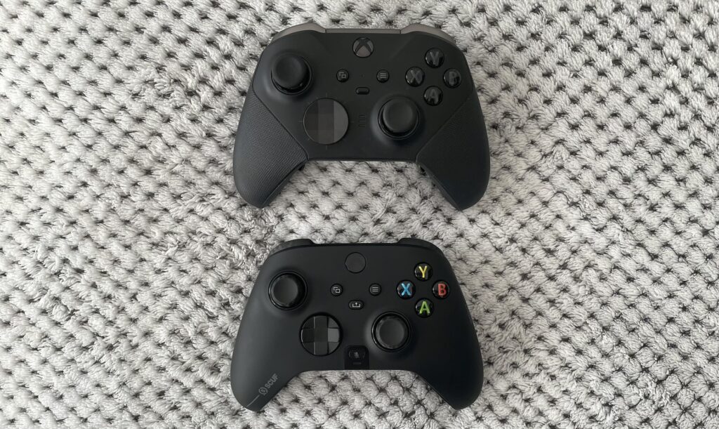 Manette Xbox Elite Series 2 (en haut) versus manette Scuf Instinct Pro (en bas) // Source : Maxime Claudel pour Numerama Manette Xbox Elite Series 2 (en haut) versus manette Scuf Instinct Pro (en bas) // Source : Maxime Claudel pour Numerama