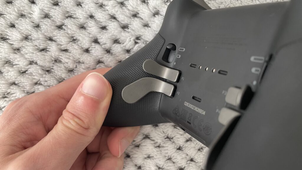 Les ailettes de la manette Xbox Elite Series 2 // Source : Maxime Claudel pour Numerama Les ailettes de la manette Xbox Elite Series 2 // Source : Maxime Claudel pour Numerama