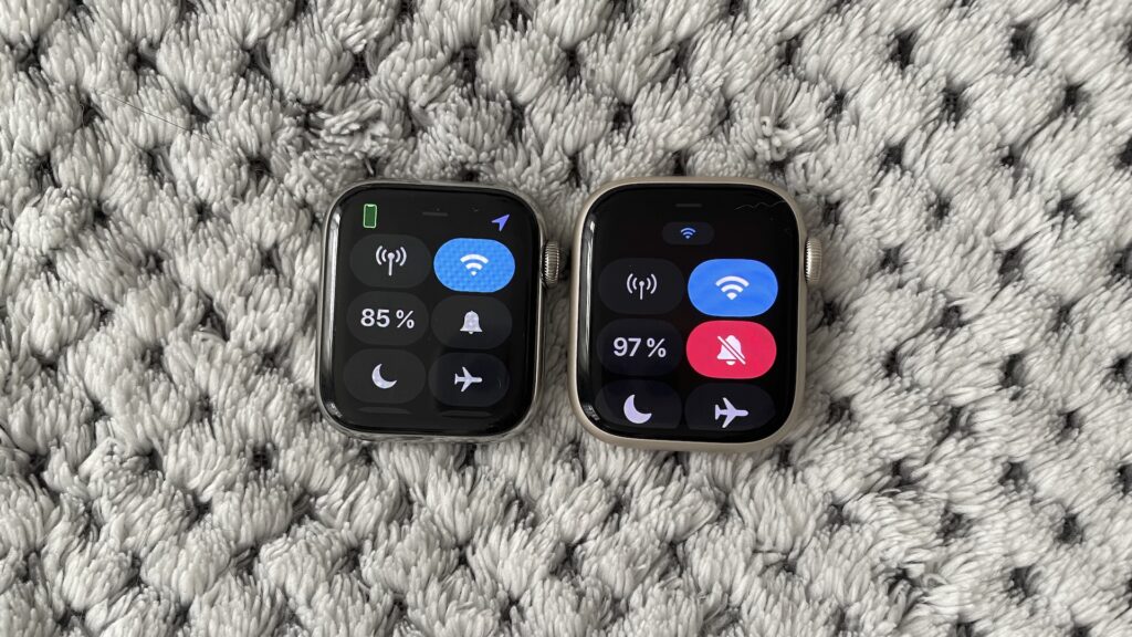 Centre de contrôle sur Apple Watch Series 6 (gauche) versus centre de contrôle sur Apple Watch Series 7 (droite) // Source : Maxime Claudel pour Numerama Centre de contrôle sur Apple Watch Series 6 (gauche) versus centre de contrôle sur Apple Watch Series 7 (droite) // Source : Maxime Claudel pour Numerama