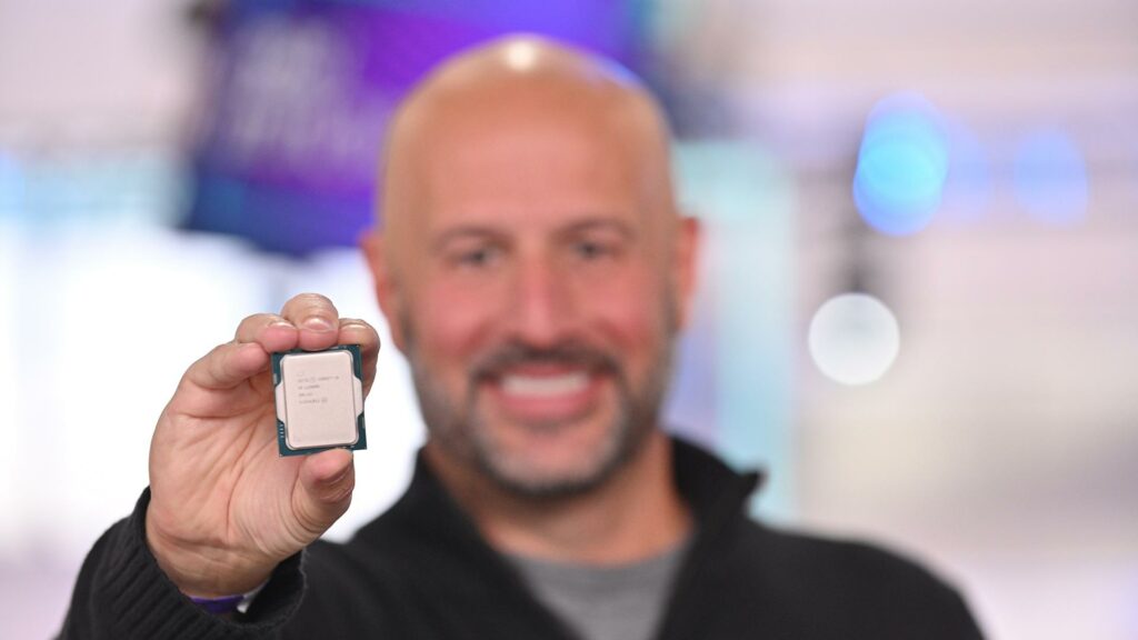 Le processeur de douzième génération est plus gros que sqes prédécesseurs // Source : Intel Le processeur de douzième génération est plus gros que sqes prédécesseurs // Source : Intel