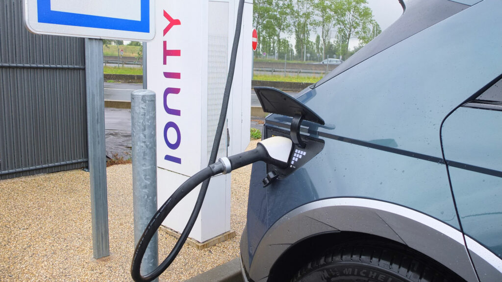 Recharge sur borne Ionity // Source : Raphaelle Baut pour Numerama Recharge sur borne Ionity // Source : Raphaelle Baut pour Numerama