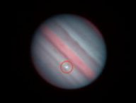Le flash filmé sur Jupiter. // Source : Via Twitter @OASES_miyako, annotation Numerama Le flash filmé sur Jupiter. // Source : Via Twitter @OASES_miyako, annotation Numerama