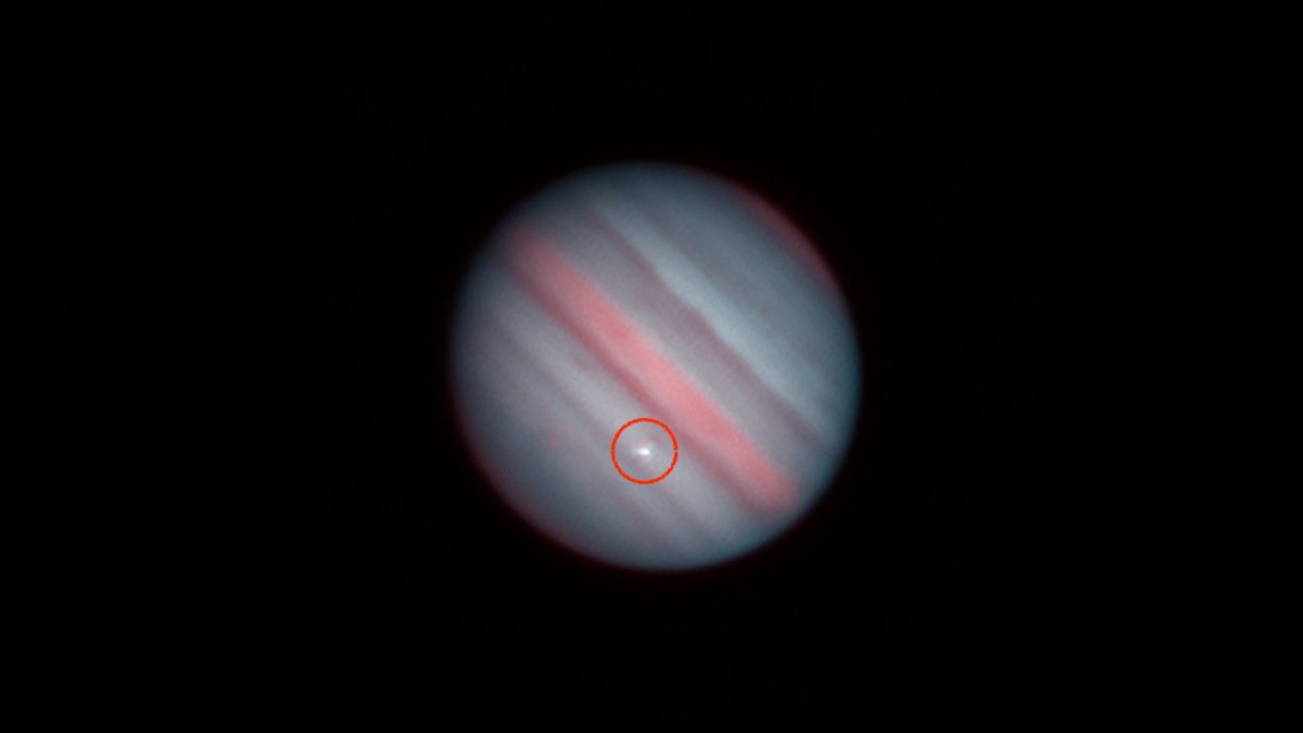 Le flash filmé sur Jupiter. // Source : Via Twitter @OASES_miyako, annotation Numerama Le flash filmé sur Jupiter. // Source : Via Twitter @OASES_miyako, annotation Numerama