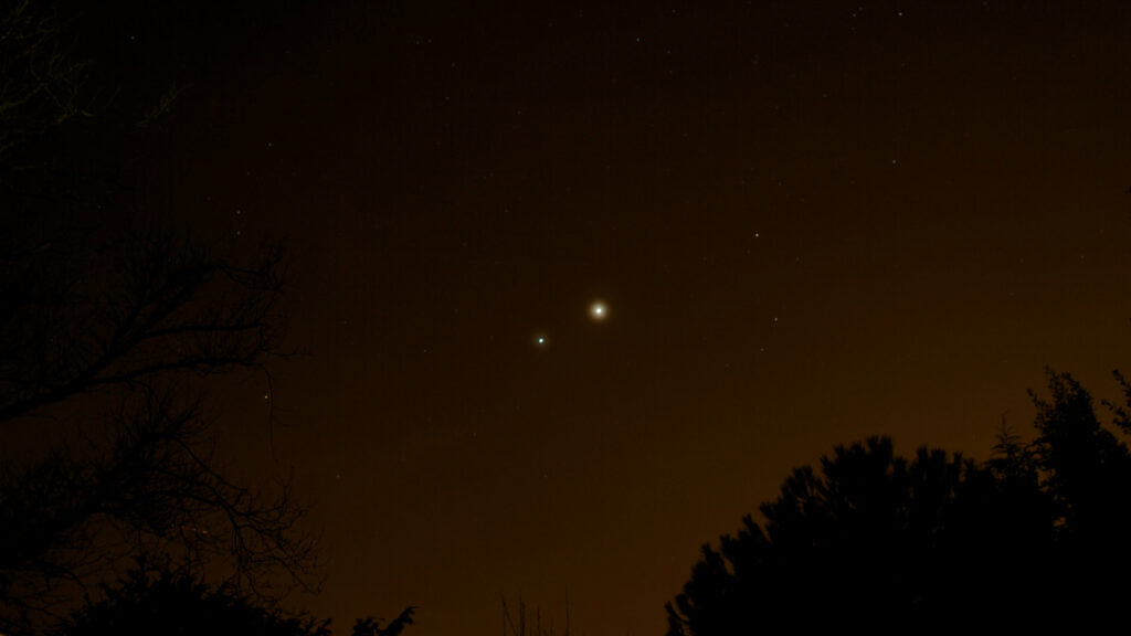 Jupiter et Vénus en conjonction. // Source : Flickr/CC/Paul Williams (photo recadrée) Jupiter et Vénus en conjonction. // Source : Flickr/CC/Paul Williams (photo recadrée)