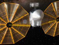 Vue d'artiste de Lucy avec ses panneaux solaires déployés. // Source : NASA's Goddard Space Flight Center Conceptual Image Lab