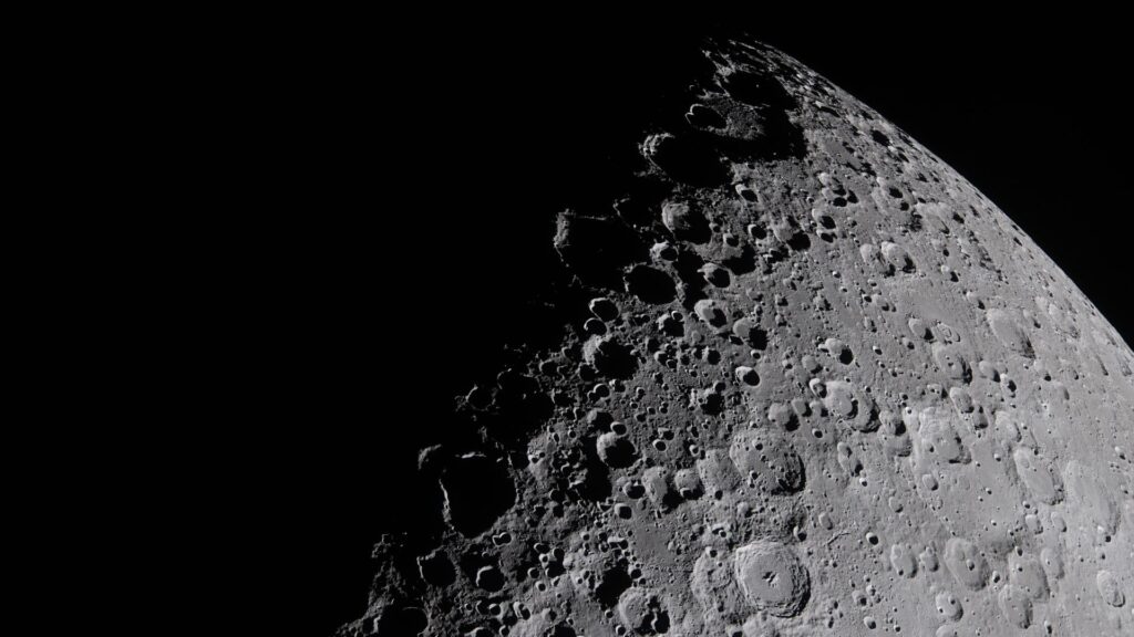 Photo prise pendant le survol de la face cachée de la Lune par Artémis II. // Source : Flickr/Nasa Johnson (image recadrée) Photo prise pendant le survol de la face cachée de la Lune par Artémis II. // Source : Flickr/Nasa Johnson (image recadrée)