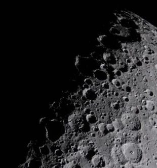 Photo prise pendant le survol de la face cachée de la Lune par Artémis II. // Source : Flickr/Nasa Johnson (image recadrée) Photo prise pendant le survol de la face cachée de la Lune par Artémis II. // Source : Flickr/Nasa Johnson (image recadrée)