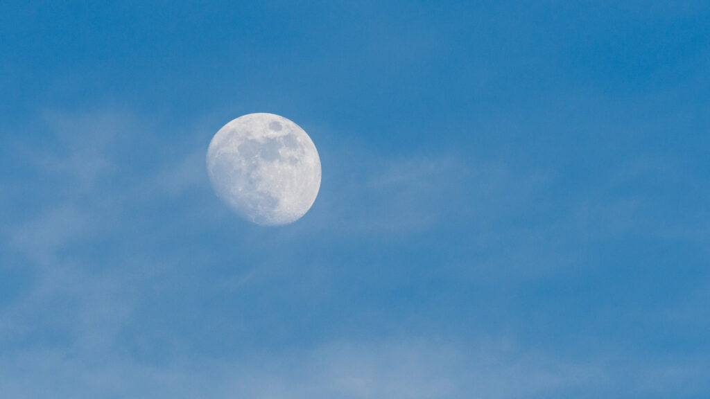 La Lune dans les nuages. // Source : Flickr/CC/Phil McIver (photo recadrée) La Lune dans les nuages. // Source : Flickr/CC/Phil McIver (photo recadrée)