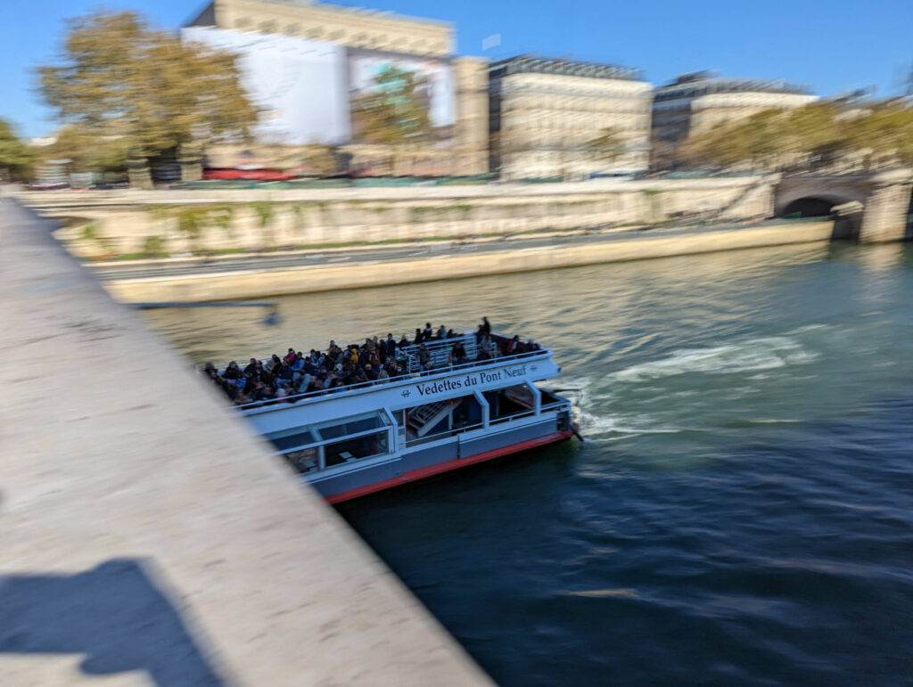 Ici, seul la péniche est nette, donnant l'impression qu'elle file à toute vitesse // Source : Photo Numerama Ici, seul la péniche est nette, donnant l'impression qu'elle file à toute vitesse // Source : Photo Numerama