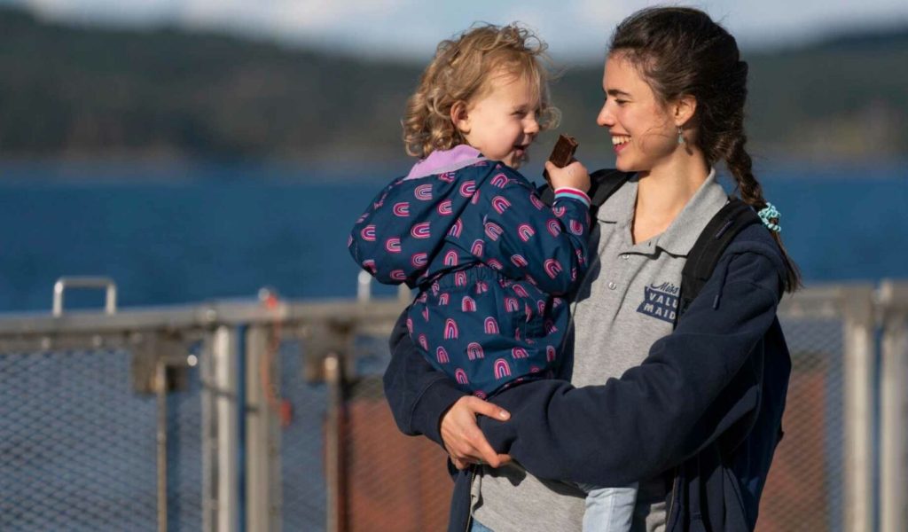 (Alex) Margaret Qualley et sa fille Maddy (Rylea Nevaeh Whittet) dans Maid. // Source : Netflix (Alex) Margaret Qualley et sa fille Maddy (Rylea Nevaeh Whittet) dans Maid. // Source : Netflix