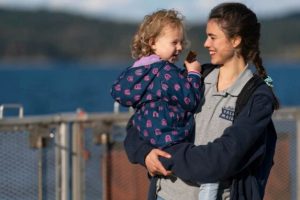 (Alex) Margaret Qualley et sa fille Maddy (Rylea Nevaeh Whittet) dans Maid. // Source : Netflix (Alex) Margaret Qualley et sa fille Maddy (Rylea Nevaeh Whittet) dans Maid. // Source : Netflix