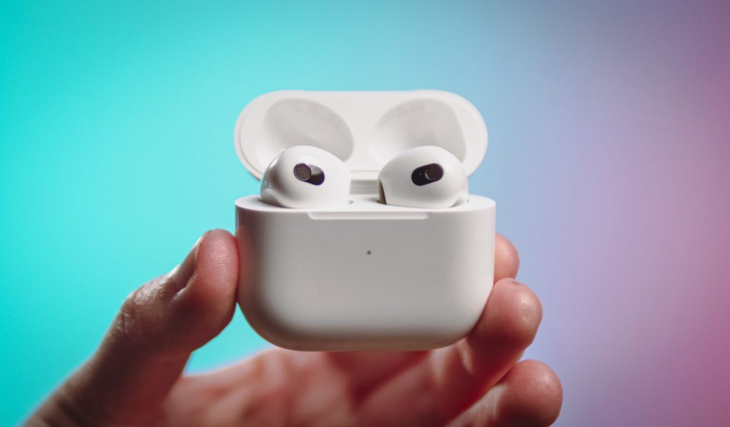 Apple AirPods 3 // Source : Louise Audry pour Numerama Apple AirPods 3 // Source : Louise Audry pour Numerama