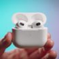 Apple AirPods 3 // Source : Louise Audry pour Numerama Apple AirPods 3 // Source : Louise Audry pour Numerama