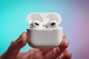 Apple AirPods 3 // Source : Louise Audry pour Numerama Apple AirPods 3 // Source : Louise Audry pour Numerama
