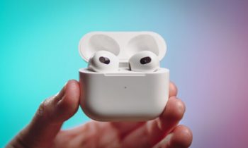 Apple AirPods 3 // Source : Louise Audry pour Numerama Apple AirPods 3 // Source : Louise Audry pour Numerama