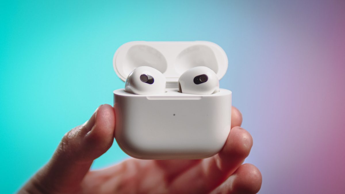 Apple AirPods 3 // Source : Louise Audry pour Numerama Apple AirPods 3 // Source : Louise Audry pour Numerama