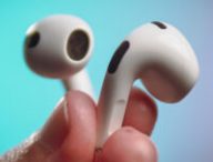 Le nouveau design de la tige reprend aussi les contrôles des AirPods Pro // Source : Louise Audry pour Numerama