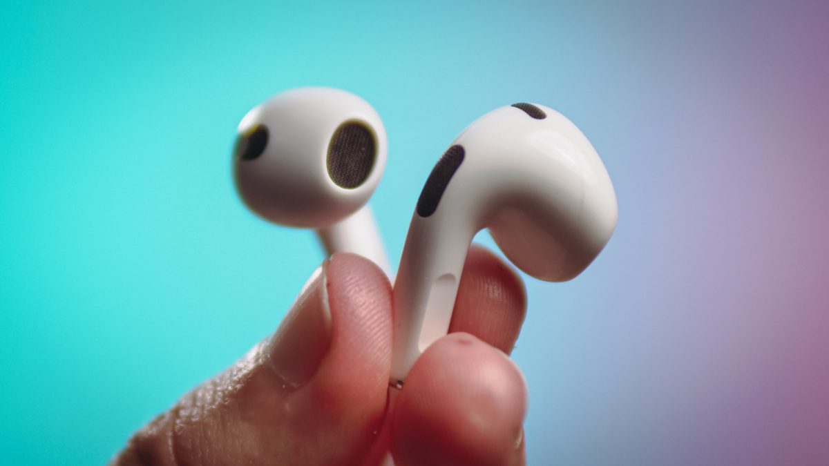 Le nouveau design de la tige reprend aussi les contrôles des AirPods Pro // Source : Louise Audry pour Numerama Le nouveau design de la tige reprend aussi les contrôles des AirPods Pro // Source : Louise Audry pour Numerama